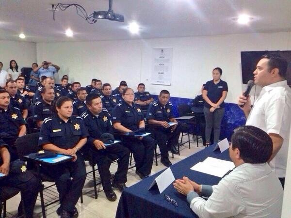 44 policías municipales reciben apoyos de vivienda 44 policías municipales reciben apoyos de vivienda
