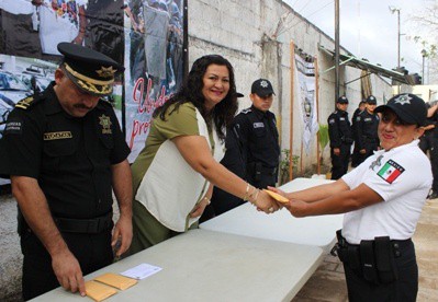 Entregan incentivo económico a policías municipales de Tekax Entregan incentivo económico a policías municipales de Tekax