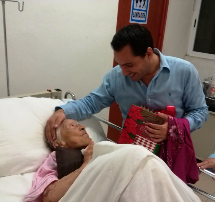 El diputado Mauricio Vila "adopta" a dos abuelitas El diputado Mauricio Vila "adopta" a dos abuelitas