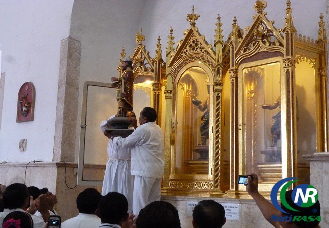 TIZIMIN: Bajan las imágenes de los tres reyes en el preámbulo de la feria. TIZIMIN: Bajan las imágenes de los tres reyes en el preámbulo de la feria.