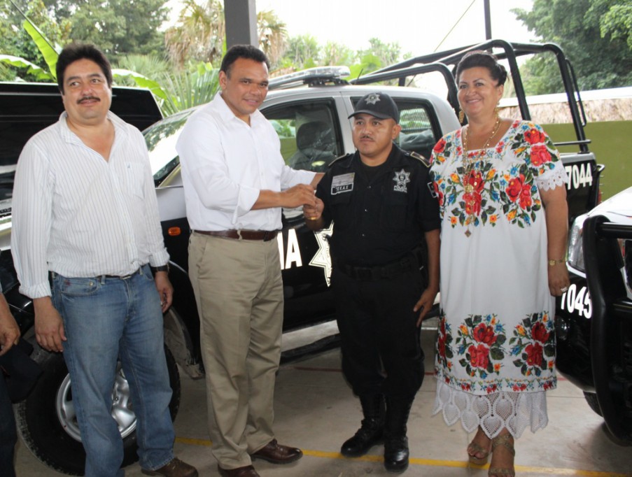 Entregan patrullas nuevas a la policía municipal Entregan patrullas nuevas a la policía municipal