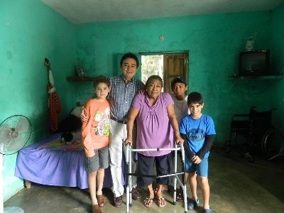 Ávila Ruiz ayuda a señora que tiene dificultad para caminar Ávila Ruiz ayuda a señora que tiene dificultad para caminar