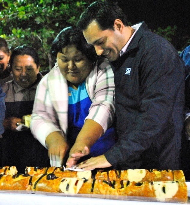 Vecinos comparten las mega roscas de Reyes con Vila Dosal Vecinos comparten las mega roscas de Reyes con Vila Dosal