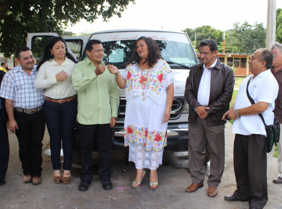 Entregan unidad de transporte a secundaria de Tekax Entregan unidad de transporte a secundaria de Tekax
