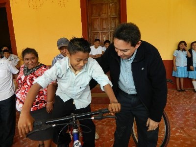 Senador entrega bicicletas a alumnos para ir a la escuela Senador entrega bicicletas a alumnos para ir a la escuela