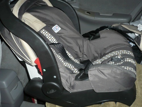 Compran lujos en vez de proteger a sus hijos en el auto Compran lujos en vez de proteger a sus hijos en el auto