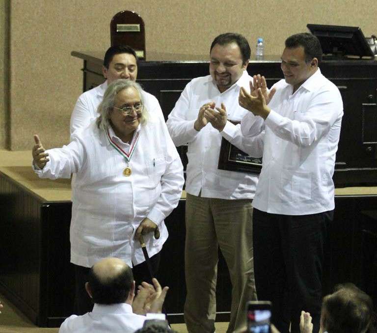 Entrega gobernador medalla "Héctor Victoria Aguilar" Entrega gobernador medalla "Héctor Victoria Aguilar"