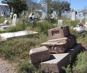 Las tumbas del panteón de Chemax entre maleza y basura Las tumbas del panteón de Chemax entre maleza y basura