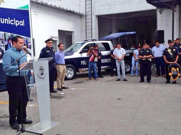 Entregan vehículos y reconocimientos a elementos policiales Entregan vehículos y reconocimientos a elementos policiales
