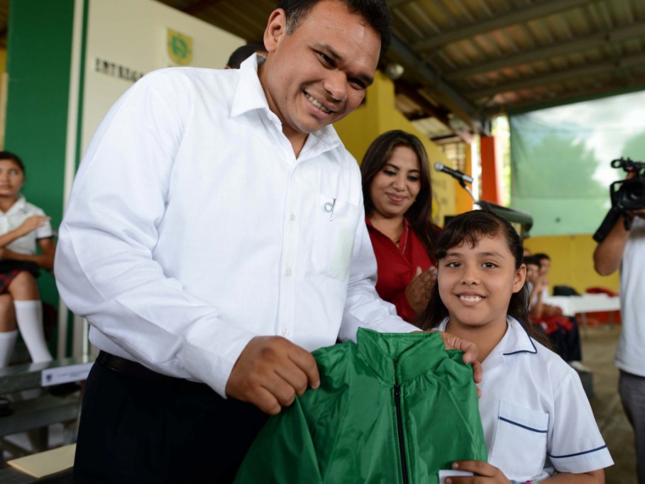 Entregan chamarras a niños del municipio de Tizimín Entregan chamarras a niños del municipio de Tizimín