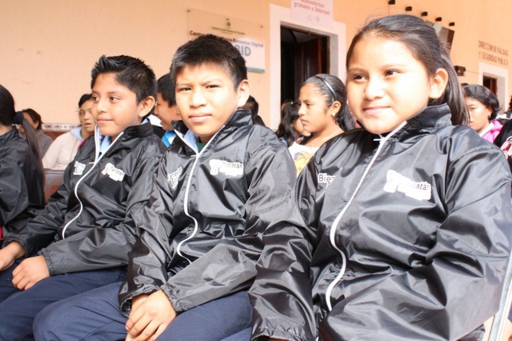Entregan chamarras a niños de Tzucacab Entregan chamarras a niños de Tzucacab