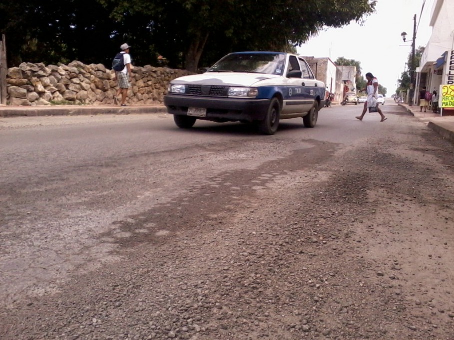 En Valladolid, calles recién pavimentadas con baches. En Valladolid, calles recién pavimentadas con baches.