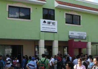 Semanalmente 10 mil yucatecos actualizan su credencial del Instituto Federal Electoral (IFE) Semanalmente 10 mil yucatecos actualizan su credencial del Instituto Federal Electoral (IFE)
