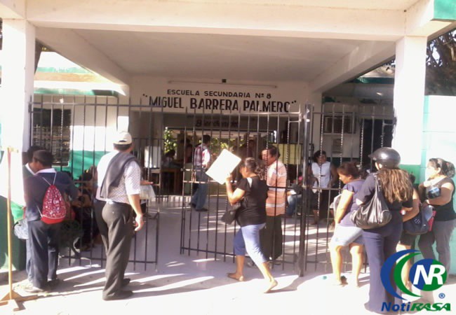 Largas filas por preinscripciones a una secundaria, en Tizimín. Largas filas por preinscripciones a una secundaria, en Tizimín.