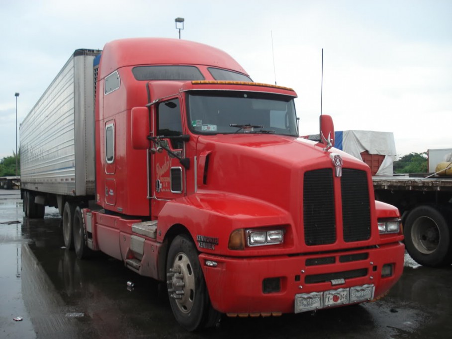 Hay 1,300 camiones de carga varados por el bloqueo de la carretera Mérida a Campeche Hay 1,300 camiones de carga varados por el bloqueo de la carretera Mérida a Campeche