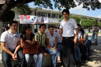 Universitarios ya tienen camión para trasladarse gratis, pero no gasolina para moverlo Universitarios ya tienen camión para trasladarse gratis, pero no gasolina para moverlo