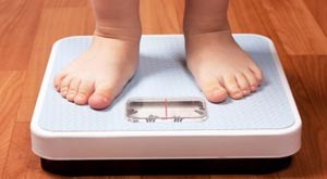 Necesario constatar el sobre peso de los niños en el consultorio médico Necesario constatar el sobre peso de los niños en el consultorio médico