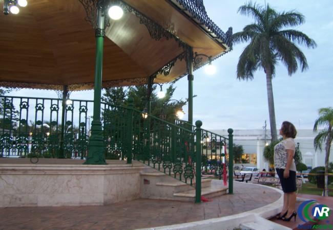 Alcaldesa de Tizimín satisfecha con la construcción de un Kiosco. Alcaldesa de Tizimín satisfecha con la construcción de un Kiosco.