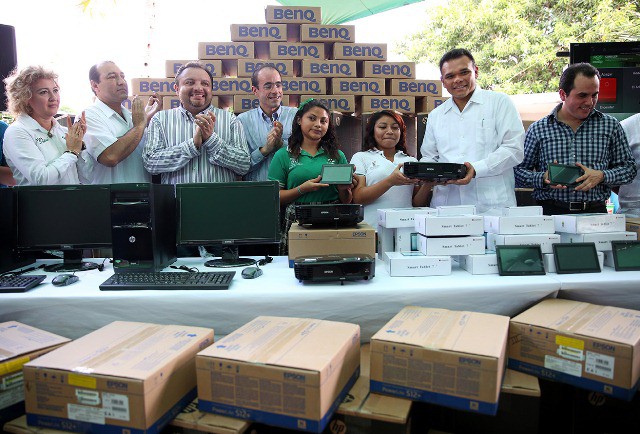 Entrega el gobernador más de 1.6 millones de pesos en equipos de cómputo y deportivo al sistema Conalep Entrega el gobernador más de 1.6 millones de pesos en equipos de cómputo y deportivo al sistema Conalep