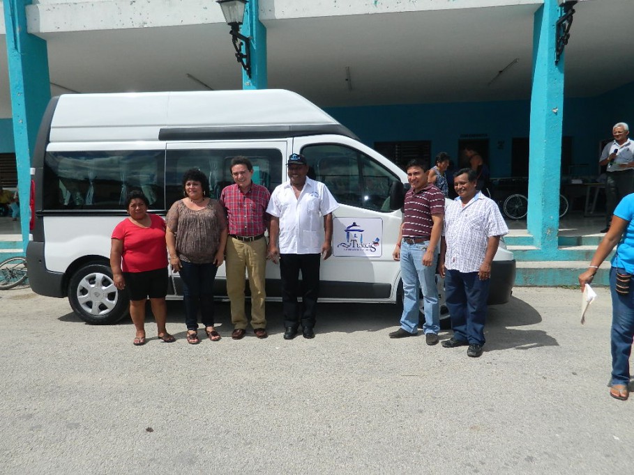 El Senador Daniel Ávila Ruiz entrega ambulancia en el municipio de Tunkás El Senador Daniel Ávila Ruiz entrega ambulancia en el municipio de Tunkás