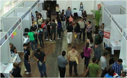 Miles de estudiantes acuden a la Feria Universitaria de Profesiones Miles de estudiantes acuden a la Feria Universitaria de Profesiones