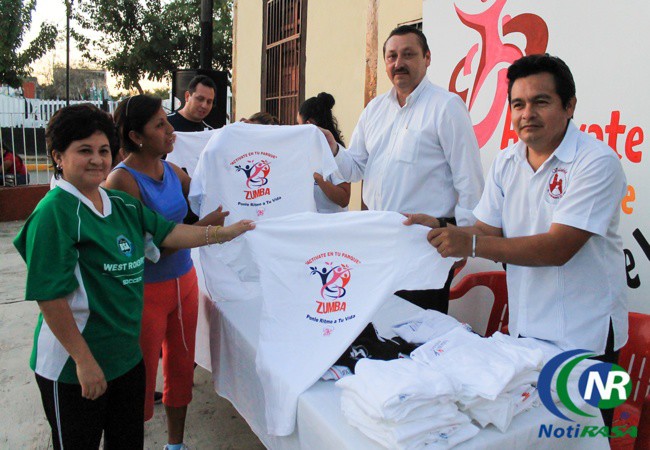 Entregan playeras a participantes de Actívate en tu parque, en Valladolid. Entregan playeras a participantes de Actívate en tu parque, en Valladolid.