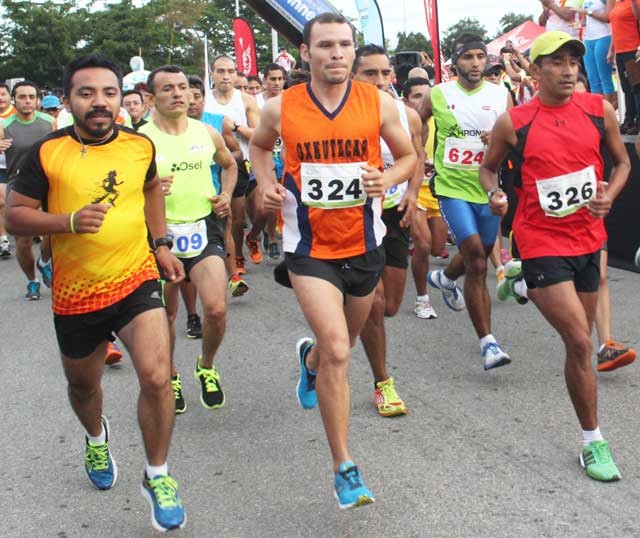 Enrique Cerón y Patricia Pacab ganadores absolutos de la carrera de Aniversario de la UADY Enrique Cerón y Patricia Pacab ganadores absolutos de la carrera de Aniversario de la UADY