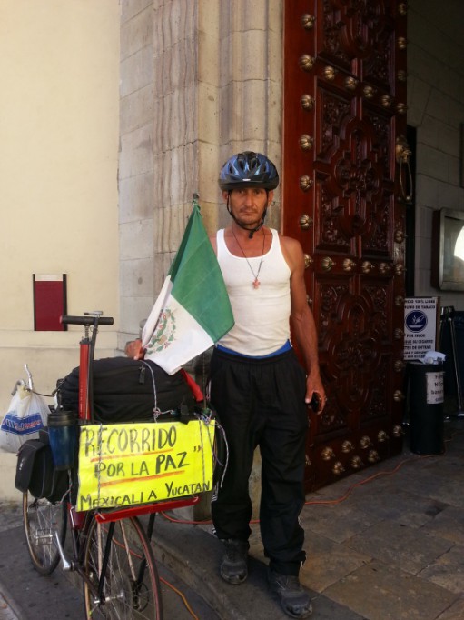 Cruza el país en bicicleta llevando un mensaje de paz en todos los estados Cruza el país en bicicleta llevando un mensaje de paz en todos los estados