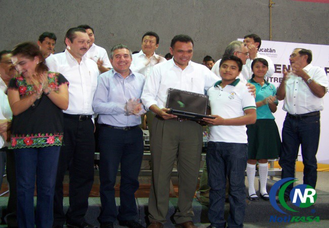 RZB entrega mobiliario escolar y computadoras portátiles a jóvenes del oriente. RZB entrega mobiliario escolar y computadoras portátiles a jóvenes del oriente.