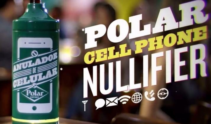 Una cerveza que bloquea tu celular para que convivas con tus amigos Una cerveza que bloquea tu celular para que convivas con tus amigos