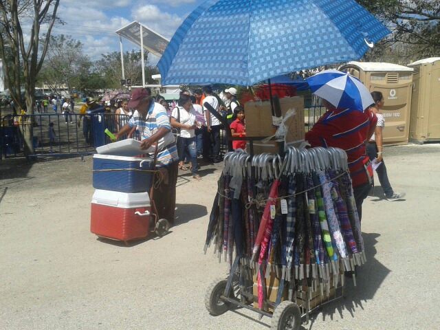 Los yucatecos demuestran orden para salir de Plaza Carnaval Los yucatecos demuestran orden para salir de Plaza Carnaval