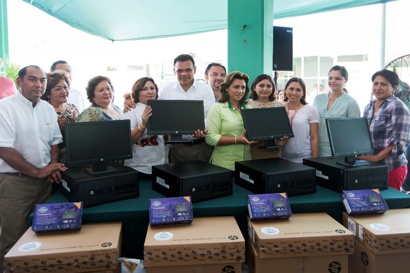 Se entregaron 51 computadoras a los Centros de Atención Mpultiple en el Estado Se entregaron 51 computadoras a los Centros de Atención Mpultiple en el Estado