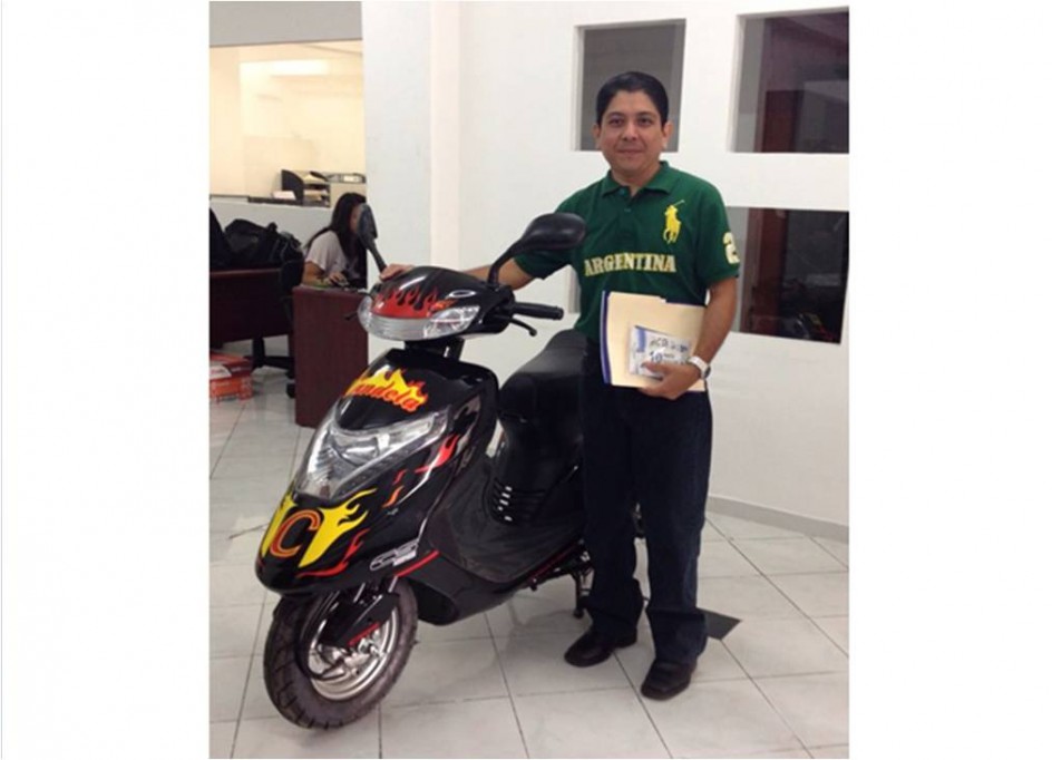 Candela entrega moto a radioescucha Candela entrega moto a radioescucha