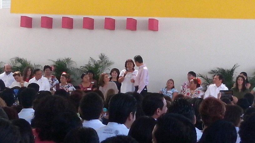 EPN escucha peticiones de mujeres yucatecas EPN escucha peticiones de mujeres yucatecas