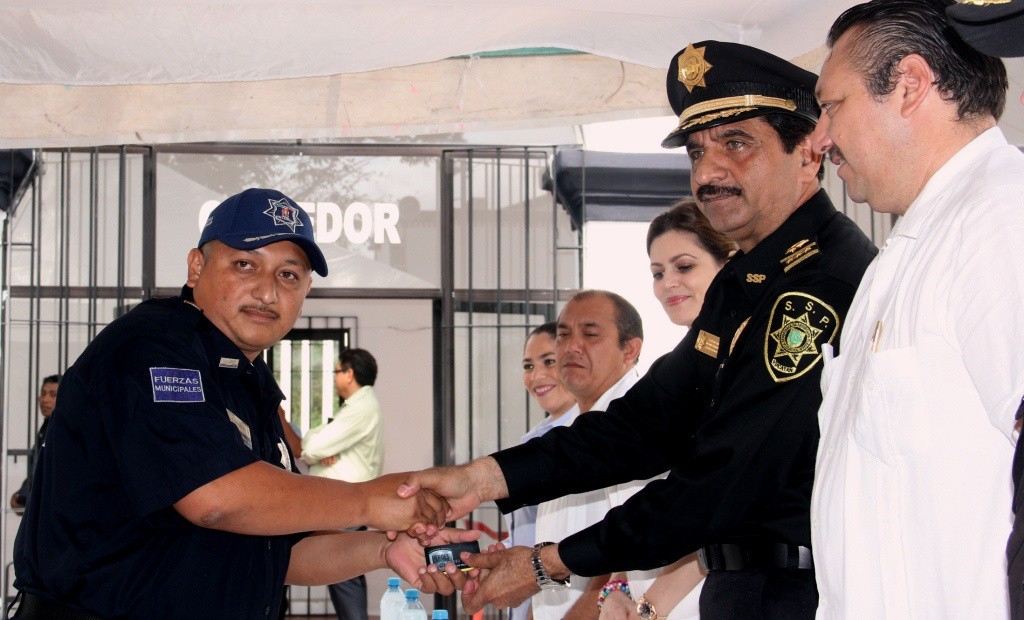 Reconocen labor de policías en Valladolid. Reconocen labor de policías en Valladolid.