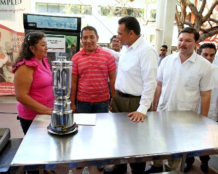 Rolando Zapata entrega maquinaria y herramientas a mujeres de la zona costera Rolando Zapata entrega maquinaria y herramientas a mujeres de la zona costera