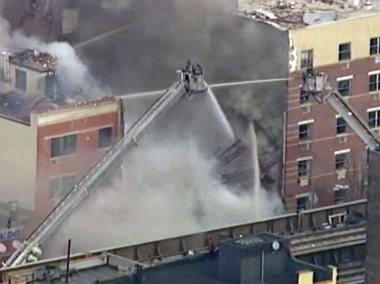 Dos edificios se derrumban en NY; al menos dos muertos Dos edificios se derrumban en NY; al menos dos muertos