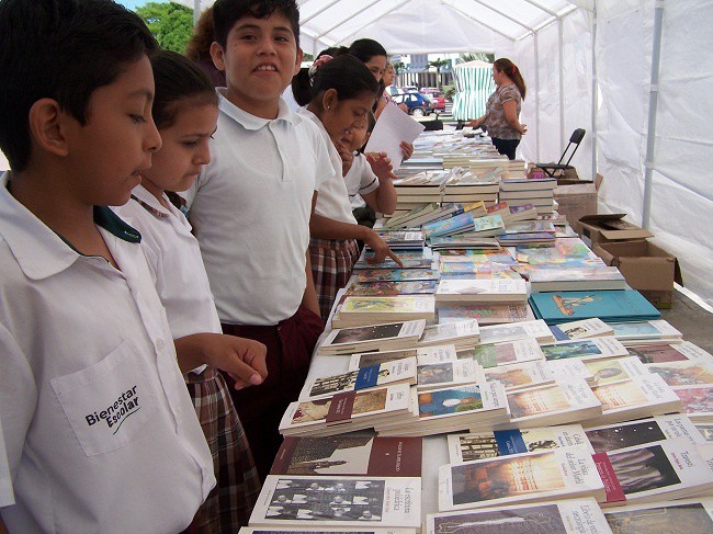 Con la FILEY se fomenta la lectura en Tizimín. Con la FILEY se fomenta la lectura en Tizimín.