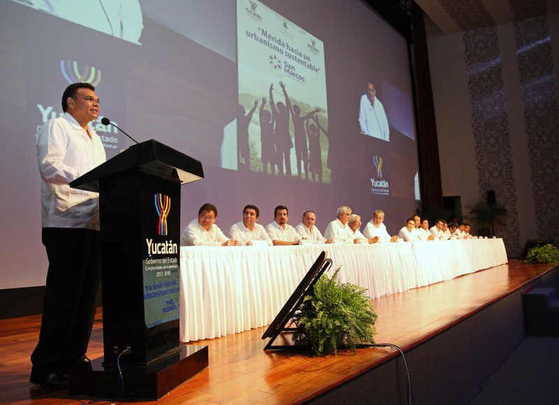 Gobernador inaugura el foro “Mérida hacia un Desarrollo Sustentable” Gobernador inaugura el foro “Mérida hacia un Desarrollo Sustentable”