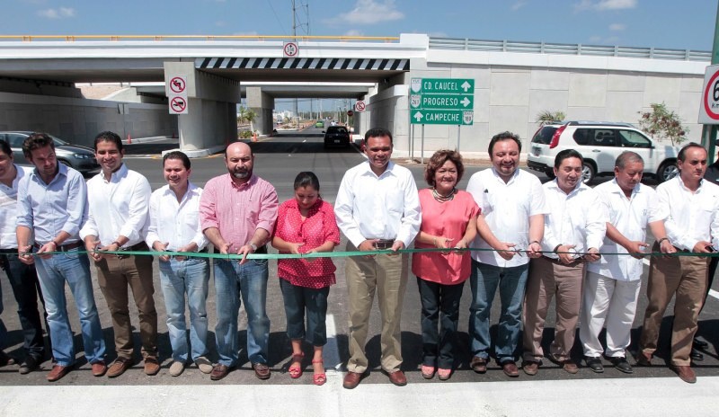 Con obras el Gobierno Estatal soluciona problemas viales en el poniente de Mérida Con obras el Gobierno Estatal soluciona problemas viales en el poniente de Mérida