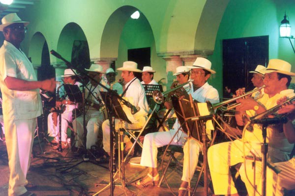 Denuncian integrantes de la Orquesta Jaranera del ayuntamiento de Mérida , que les adeudan una quincena Denuncian integrantes de la Orquesta Jaranera del ayuntamiento de Mérida , que les adeudan una quincena