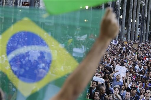 A ritmo de samba. A ritmo de samba.