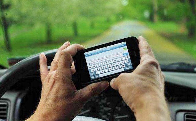 Hablar por teléfono celular y conducir aumenta en un 100 por ciento la probabilidad de sufrir un accidente de tránsito Hablar por teléfono celular y conducir aumenta en un 100 por ciento la probabilidad de sufrir un accidente de tránsito