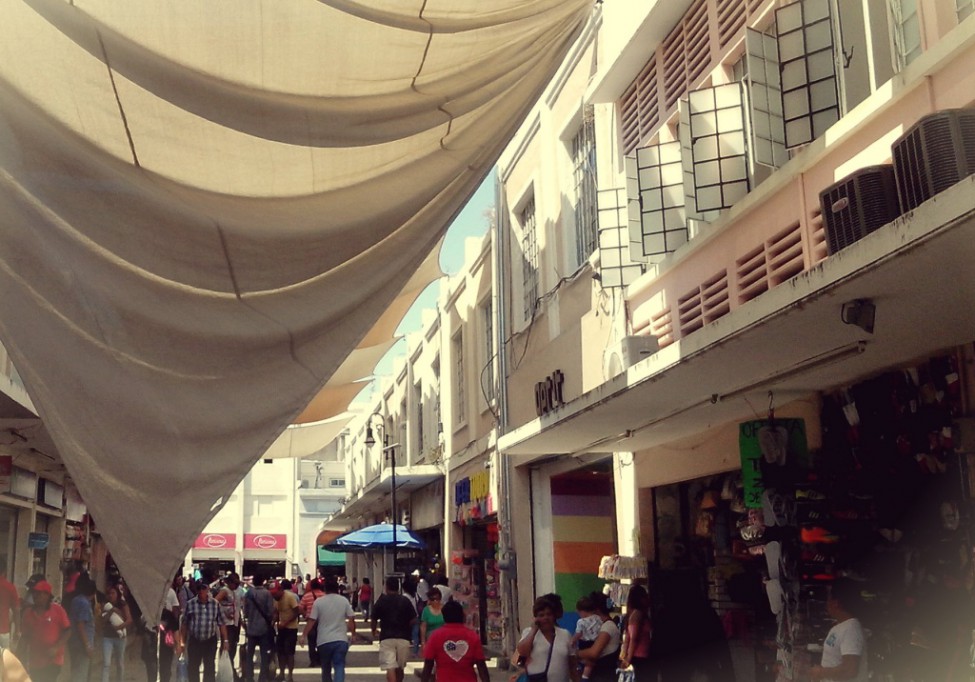 Una lona caída en la 2ª calle nueva causa enojo a vendedores Una lona caída en la 2ª calle nueva causa enojo a vendedores