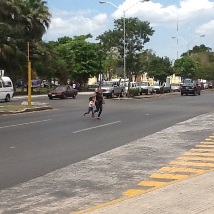 Miles de personas se juegan la vida en la avenida Itzaés Miles de personas se juegan la vida en la avenida Itzaés