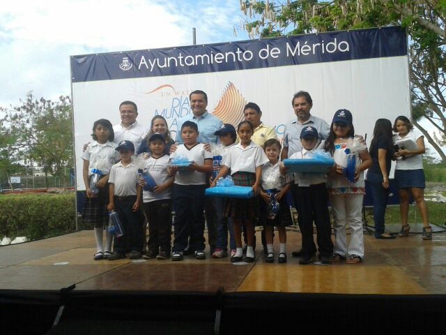 Premian a niños ganadores de concurso de poesía y dibujo Premian a niños ganadores de concurso de poesía y dibujo
