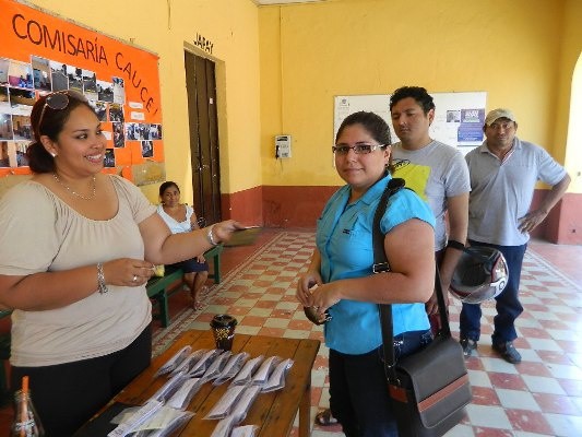 Entregan lentes a vecinos de la comisaría de Caucel Entregan lentes a vecinos de la comisaría de Caucel