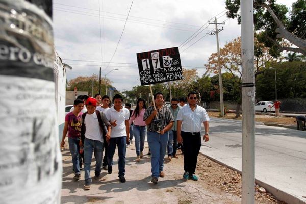 Protestan padres y alumnos por trabajos de la calle 60 norte Protestan padres y alumnos por trabajos de la calle 60 norte