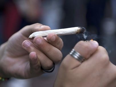 ¿Por qué los menores experimentan con las drogas? ¿Por qué los menores experimentan con las drogas?