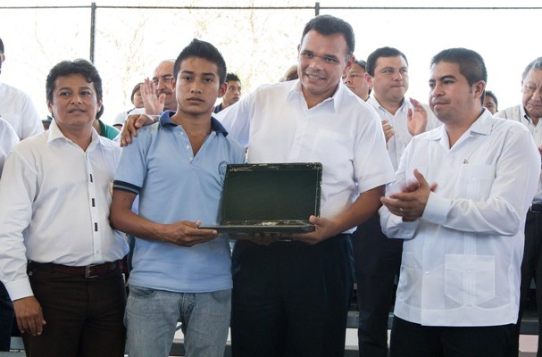 Bienestar Digital entrega 506 laptops más Bienestar Digital entrega 506 laptops más